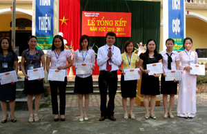 Thầy hiệu trưởng trường THPT 19/5 (Kim Bôi) khen thưởng các cô giáo đạt giải giải giáo viên chủ nhiệm giỏi năm học 2010- 2011. 

